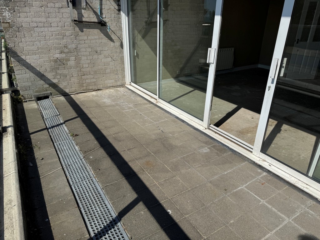 Lot: 207 - TWO-BEDROOM FIRST FLOOR APARTMENT WITH SEA VIEWS - Balcony